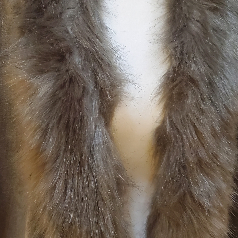 Grey Cape with front fasten clip